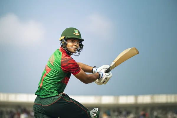 একজন পুরুষ তার ল্যাপটপে জয়ের মুহূর্ত উদযাপন করছেন, চারপাশে ভাসছে গেমিং আইকন—যা 5666BDT গেমসের উত্তেজনাকে প্রকাশ করে।